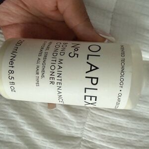 OLAPLEX No.5 Bond Conditioner - White and Black